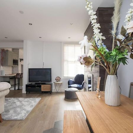 Lovely 2-Bed In Windsor Free Parking, 1 Mile From Legoland Zewnętrze zdjęcie