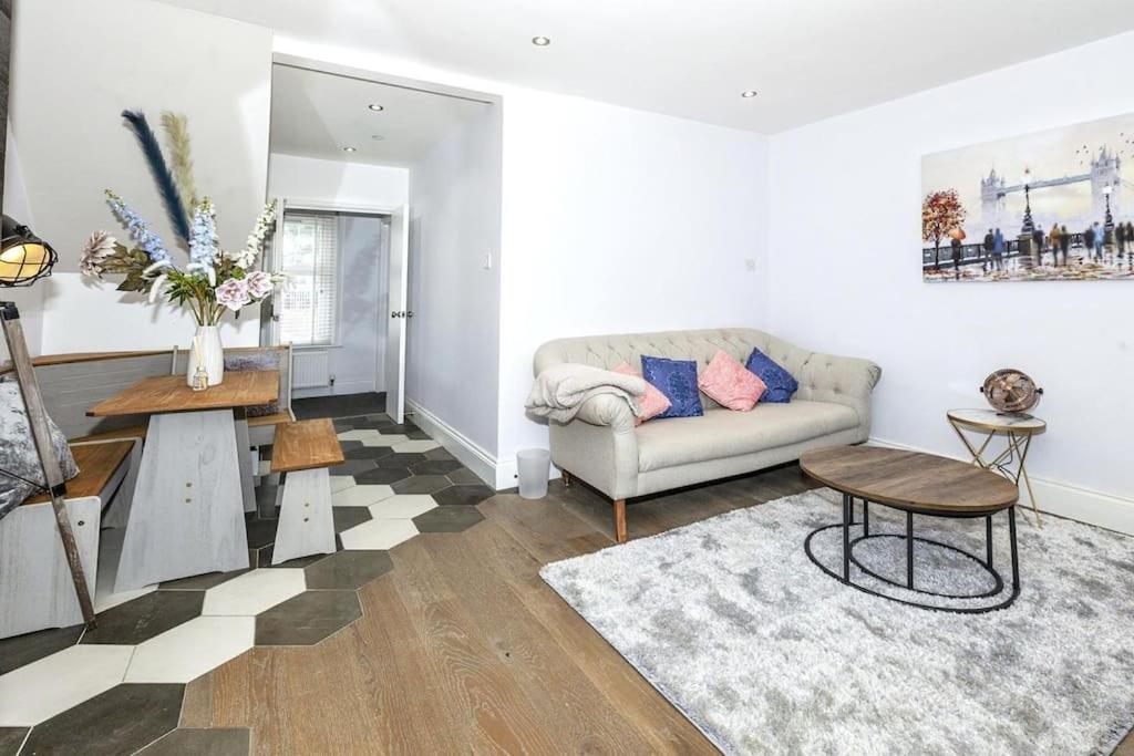 Lovely 2-Bed In Windsor Free Parking, 1 Mile From Legoland Zewnętrze zdjęcie