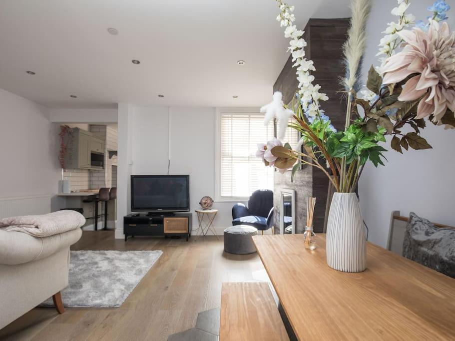 Lovely 2-Bed In Windsor Free Parking, 1 Mile From Legoland Zewnętrze zdjęcie