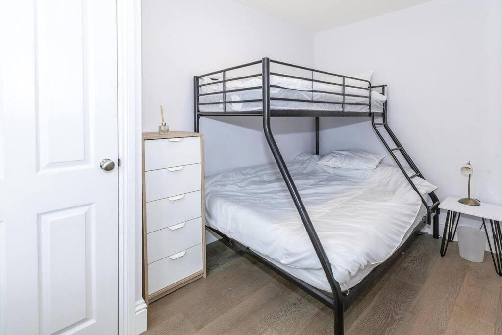 Lovely 2-Bed In Windsor Free Parking, 1 Mile From Legoland Zewnętrze zdjęcie